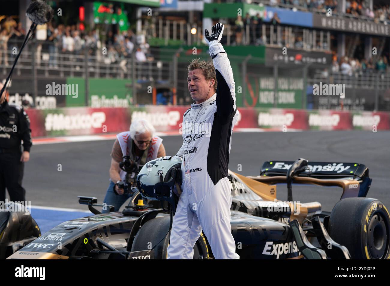 Brad Pitt filme une scène pour son nouveau film “F1” réalisé par Joseph Kosinski, Grand Prix de Mexico 2024, Mexique. 26 octobre 2024. Crédit : Lexie Harrison-Cripps/Alamy Live News Banque D'Images