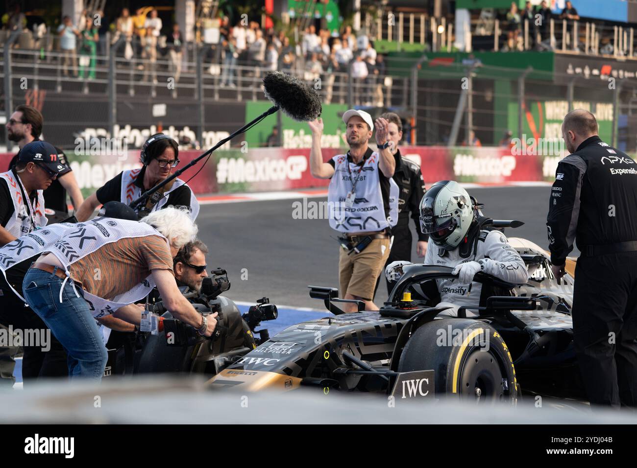 Brad Pitt filme une scène pour son nouveau film “F1” réalisé par Joseph Kosinski, Grand Prix de Mexico 2024, Mexique. 26 octobre 2024. Crédit : Lexie Harrison-Cripps/Alamy Live News Banque D'Images