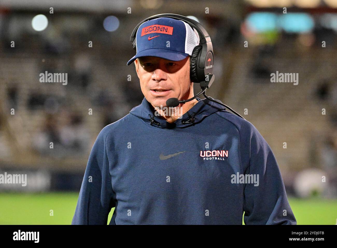 East Harford CT, États-Unis. 26 octobre 2024. Jim Mora, entraîneur-chef des Huskies du Connecticut, travaille sur la touche pendant la deuxième mi-temps contre les Rice Owls au Rentschler Field à East Harford CT. Crédit obligatoire Eric Canha/CSM/Alamy Live News Banque D'Images