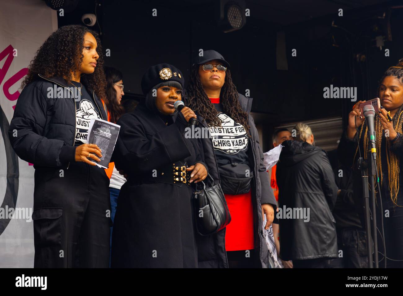 Londres, Royaume-Uni. 26 OCT, 2024. Cousin de Chris Kaba, un homme noir abattu par la police, parle lors de la contre-manifestation SUTR alors que des milliers de personnes se sont rassemblées pour le rassemblement Unite the Kingdom organisé par Tommy Robinson, qui n'était pas présent en raison de sa détention en prison, rassemblant à Victoria la marche a pacifiquement fait son chemin vers la place du Parlement où un nouveau documentaire 'Lawfare' a été projeté. Stand Up to Racism a mobilisé une contre-protestation avec des milliers de personnes, qui se sont rassemblées pacifiquement à l'autre bout de whitehall. Crédit Milo Chandler/Alamy Live News Banque D'Images