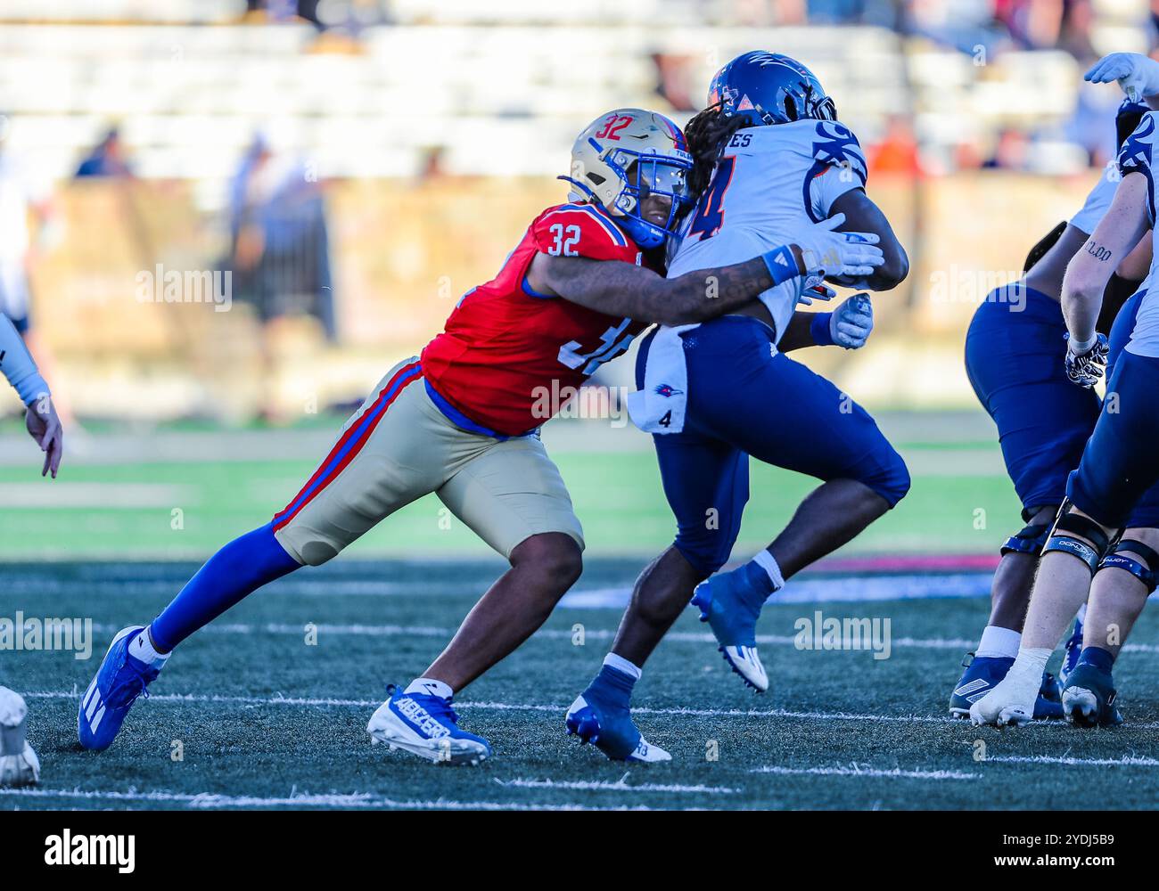 26 octobre 2024:.Tulsa Golden Hurricane Defensive End Vontroy Malone (32) s'attaque aux UTSA Roadrunners Running back Kevorian Barnes (4) pendant la seconde moitié du match de football NCAA entre l'Université du Texas à San Antonio et l'Université de Tulsa au stade H.A. Chapman à Tulsa, OK. Ron Lane/CSM Banque D'Images