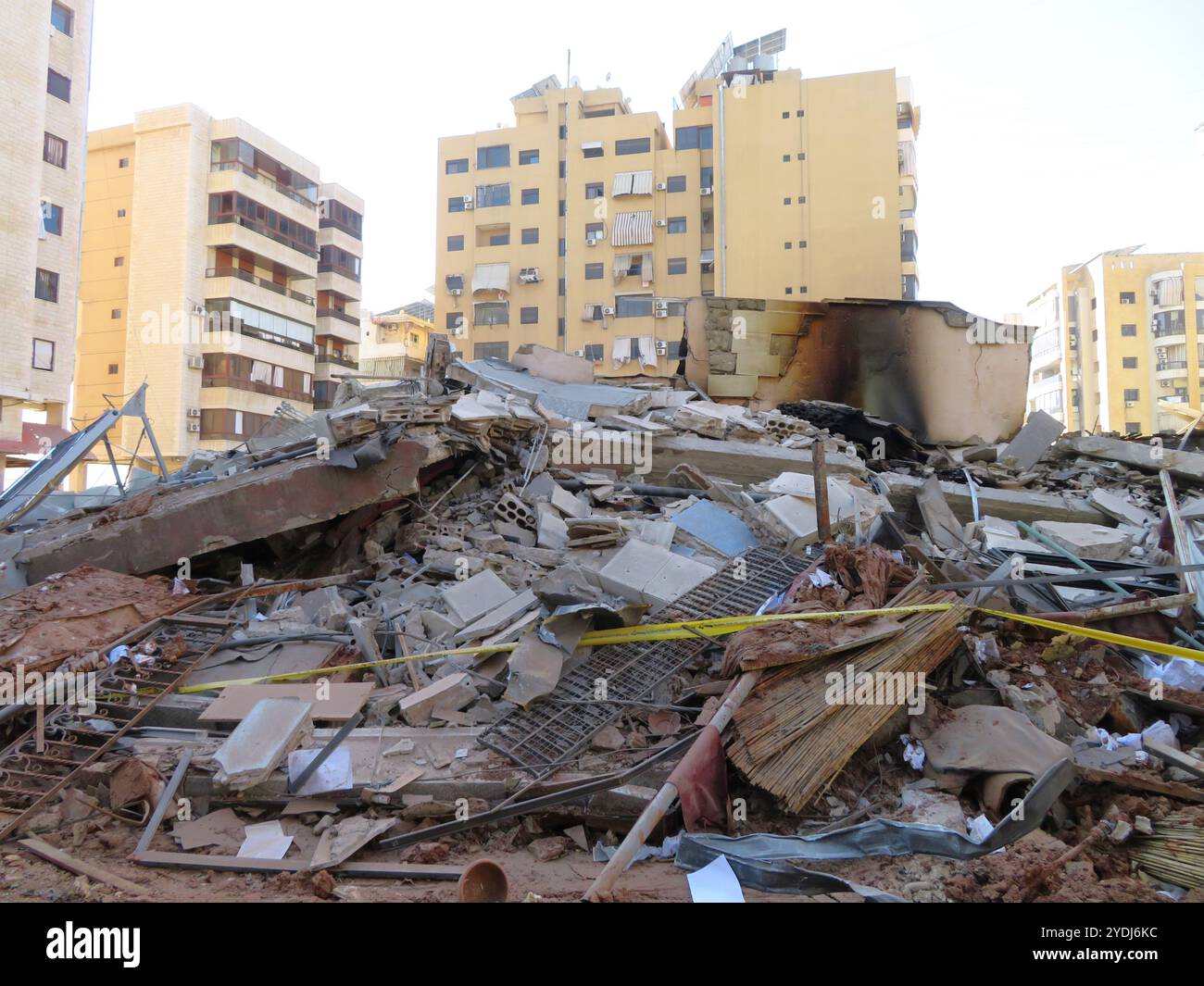 Beyrouth, Liban. 26 octobre 2024. Un bâtiment détruit pendant la nuit par une frappe israélienne à Haret Hreik, dans une partie de Dahiyeh, banlieue sud de Beyrouth, Liban, octobre 26 2024. Le 25 octobre, des avions israéliens ont lancé plusieurs frappes aériennes vers 22 heures sur les quartiers de Dahiyeh, notamment Laylaki, Borj El Brajneh, Haret Hreik. (Photo par Elisa Gestri/Sipa USA) crédit : Sipa USA/Alamy Live News Banque D'Images