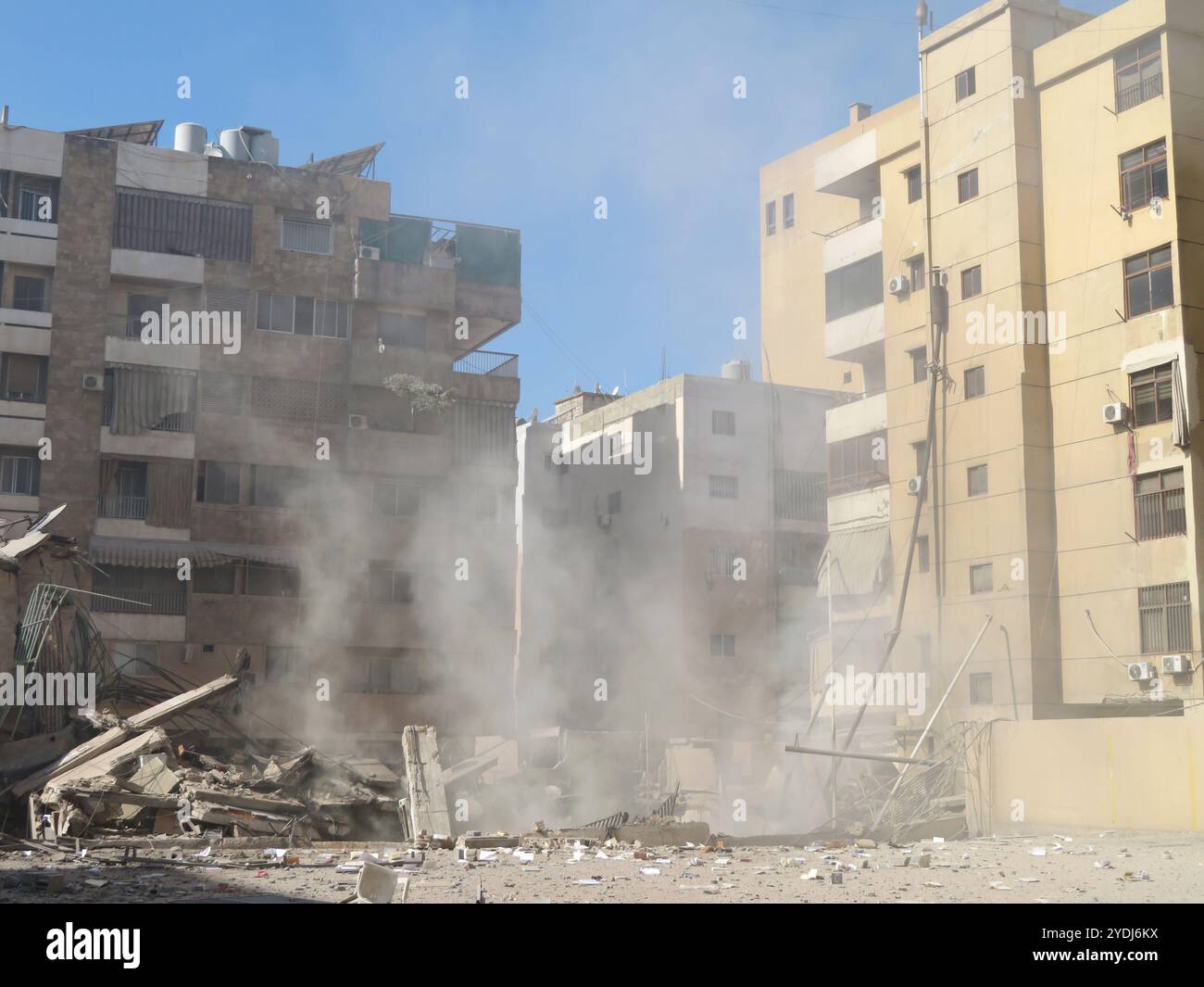 Beyrouth, Liban. 26 octobre 2024. Un bâtiment détruit pendant la nuit par une frappe israélienne à Haret Hreik, dans une partie de Dahiyeh, banlieue sud de Beyrouth, Liban, octobre 26 2024. Le 25 octobre, des avions israéliens ont lancé plusieurs frappes aériennes vers 22 heures sur les quartiers de Dahiyeh, notamment Laylaki, Borj El Brajneh, Haret Hreik. (Photo par Elisa Gestri/Sipa USA) crédit : Sipa USA/Alamy Live News Banque D'Images