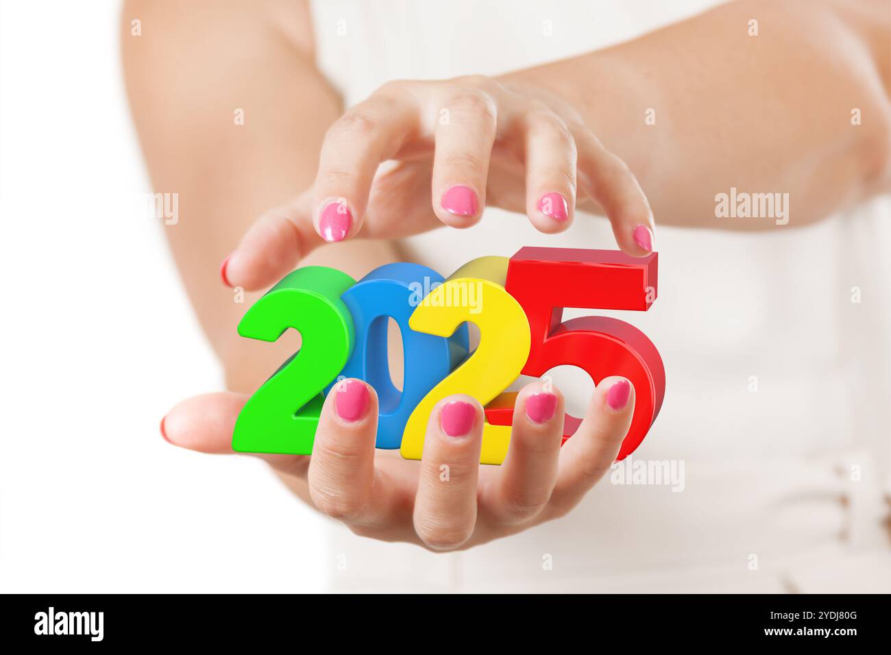 Deux mains de femme protégeant le nouvel an 2025 signe sur un fond blanc. Banque D'Images