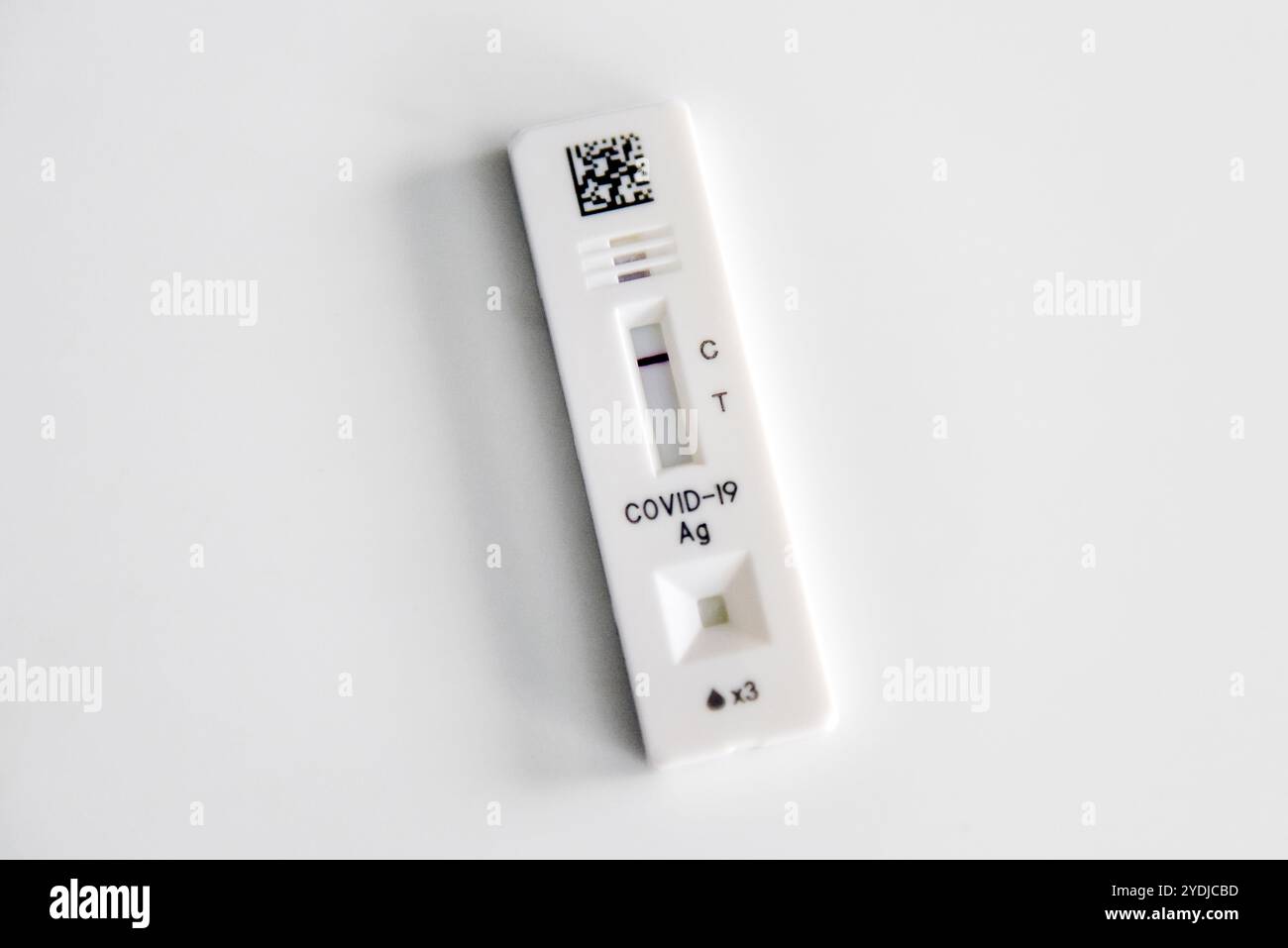 Kit de test à domicile COVID-19 avec lecture négative Banque D'Images