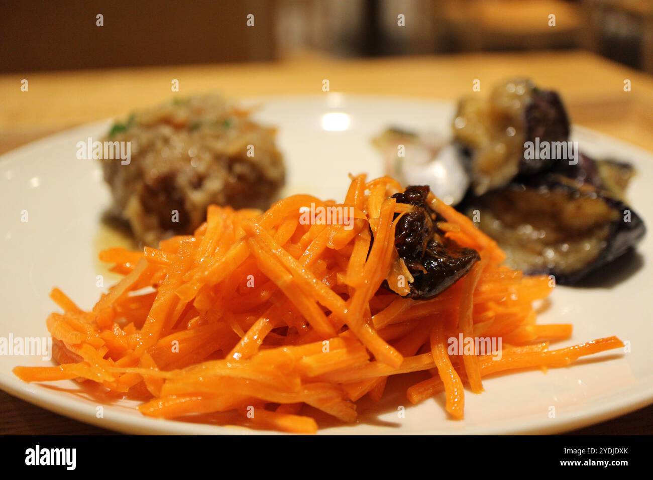 Cuisine française : carottes râpées (salade de carottes râpées) Banque D'Images