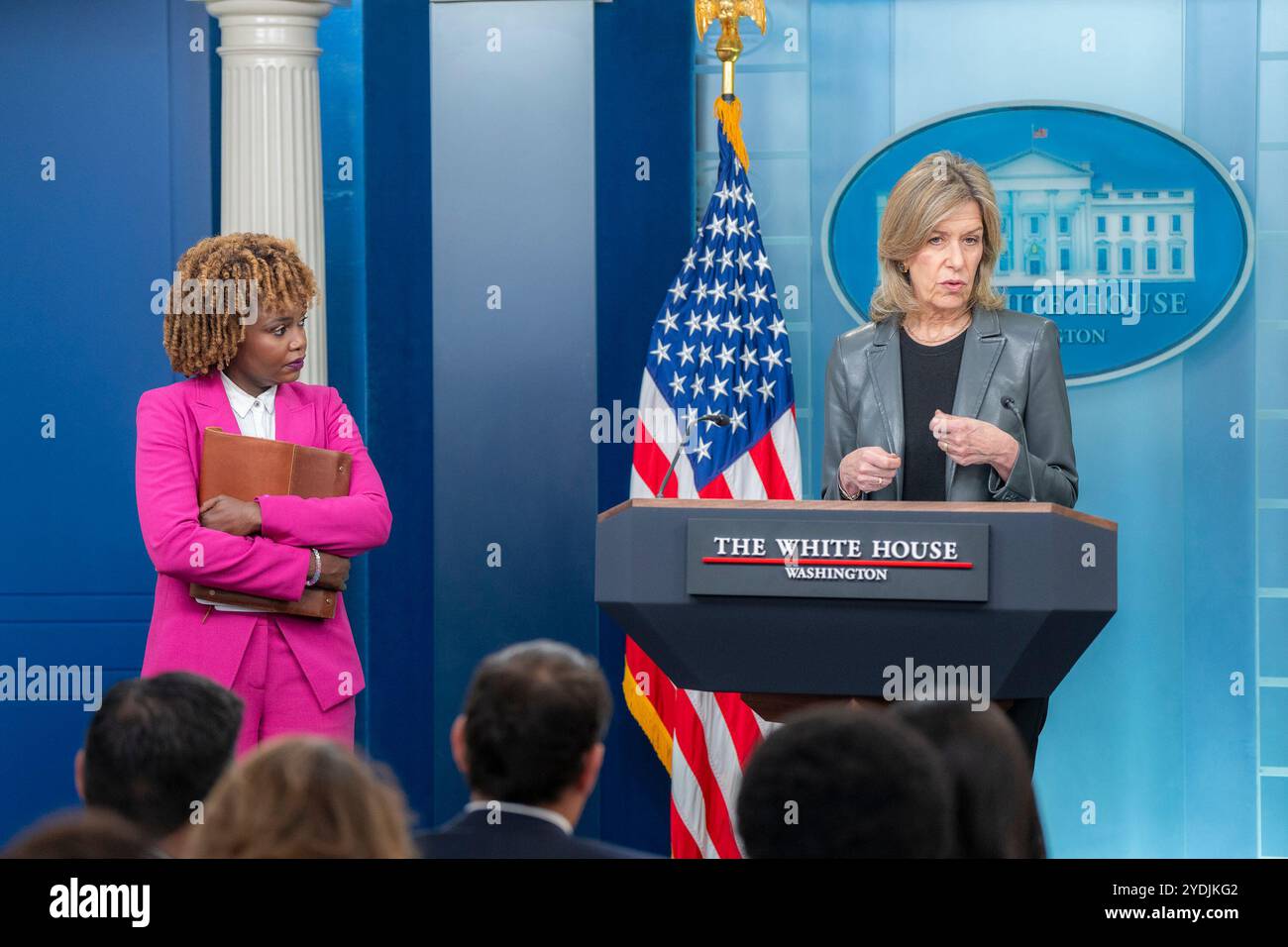 Liz Sherwoord-Ranndle, conseillère à la sécurité nationale, fait le point sur les dégâts causés par l'ouragan Helene , lundi 30 septembre 2024, dans le point de presse de la Maison Blanche. (Photo officielle de la Maison Blanche par Abe McNatt) Banque D'Images