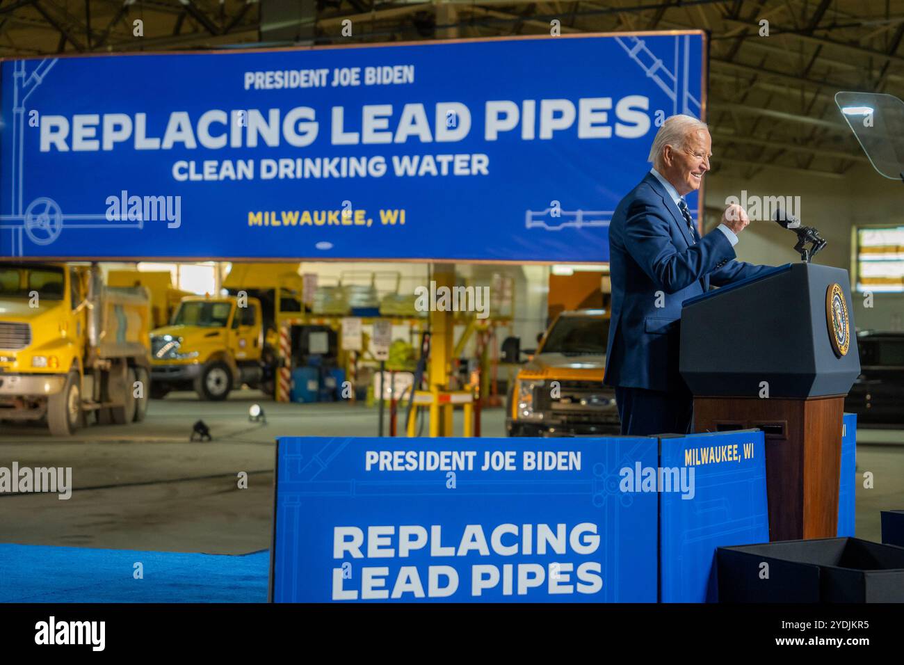 Le président Joe Biden prononce une allocution lors d’une conférence Investing in America Workforce Hub pour souligner la création d’emplois dans les infrastructures, le remplacement des tuyaux en plomb et l’eau potable, le mardi 8 octobre 2024, au siège social du ministère des travaux publics à Milwaukee, Wisconsin. (Photo officielle de la Maison Blanche par Adam Schultz) Banque D'Images