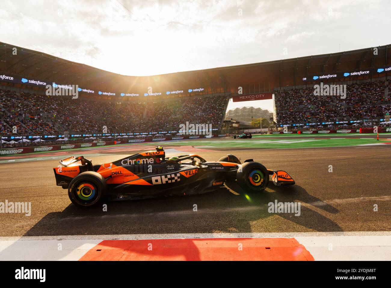 Mexico, Mexique. 25 octobre 2024. Lando Norris de Grande-Bretagne et l'écurie McLaren Formula 1 pilotent la McLaren MCL38 pendant le FP2 avant le Grand Prix de formule 1 de Mexico au Autódromo Hermanos Rodríguez le 25 octobre 2024 à Mexico, au Mexique. (Photo de Ben Adams/Sipa USA) crédit : Sipa USA/Alamy Live News Banque D'Images