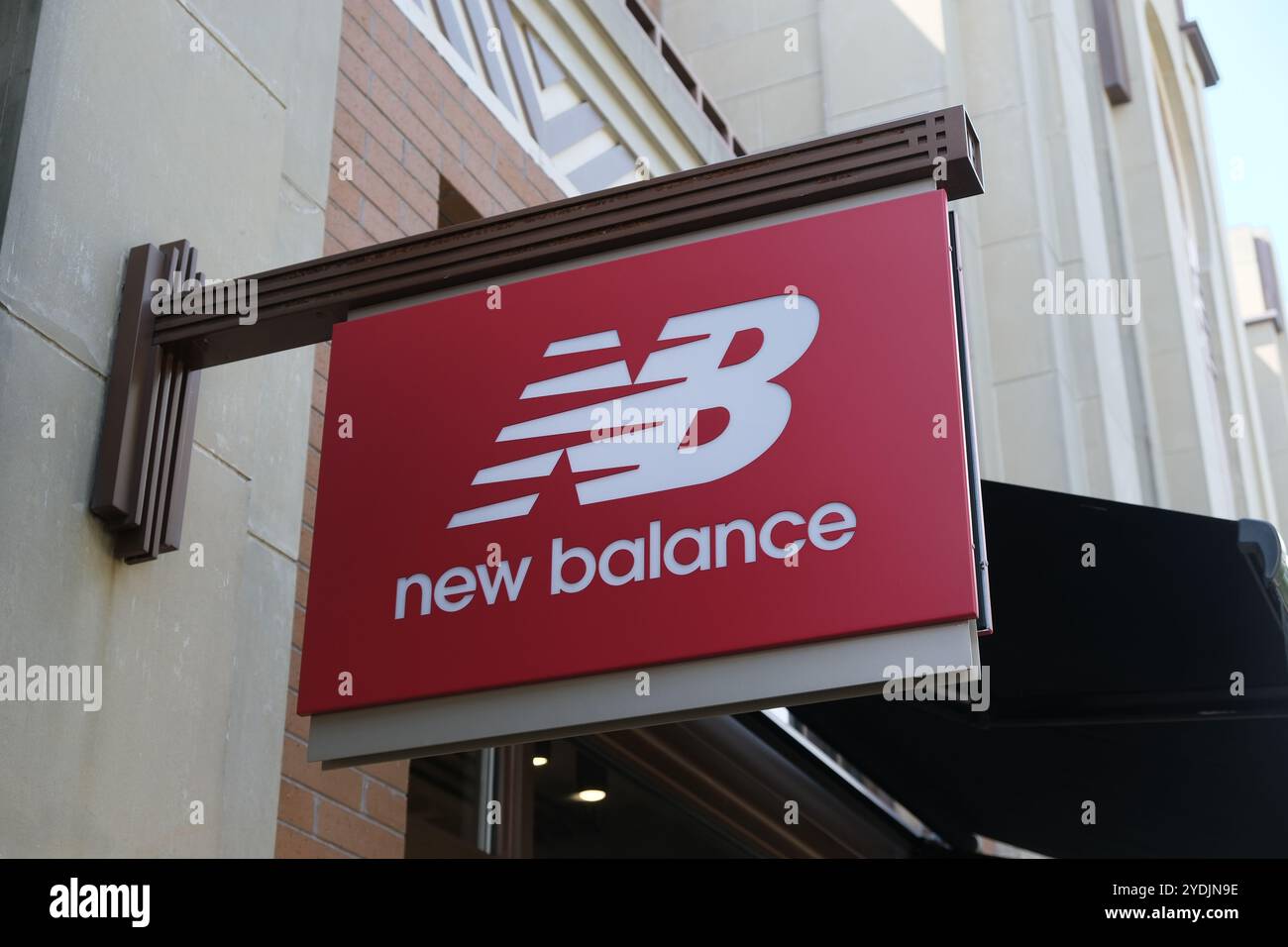 Shanghai, Chine-2 septembre 2023 : logo de marque de la société de signe de magasin de New Balance Banque D'Images