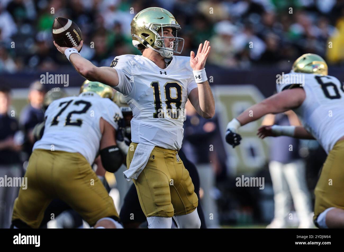 26 octobre 2024 : le quarterback notre Dame Fighting Irish Steve Angeli (18 ans) est de retour pour passer lors d'un match de football NCAA entre notre Dame Fighting Irish et les Navy Midshipmen au MetLife Stadium à East Rutherford, NJ Mike Langish/CSM/Sipa USA (crédit image : © Mike Langish/Cal Sport Media/Sipa USA) (crédit image : © Mike Langish/Cal Sport Media/Sipa USA) crédit : Sipa US/Alamy Live News Banque D'Images