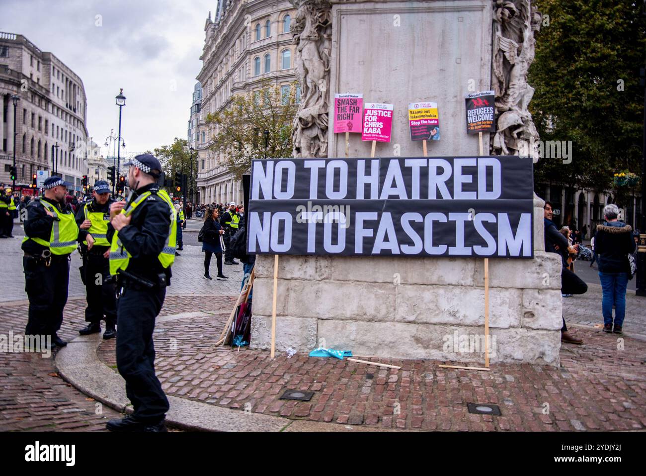 Londres, Royaume-Uni. 26 octobre 2024. Un écriteau s'affiche pendant la démonstration. Les partisans de Tommy Robinson se sont rassemblés dans le centre de Londres pour une manifestation qui manquera au militant politique après son placement en détention provisoire par la police. La police métropolitaine avait mis une condition sur le rassemblement Unite the Kingdom de Robinson qu'il ne pourrait pas commencer sa procession à la place du Parlement avant 13 heures (photo de Loredana Sangiuliano/SOPA images/Sipa USA) crédit : Sipa USA/Alamy Live News Banque D'Images