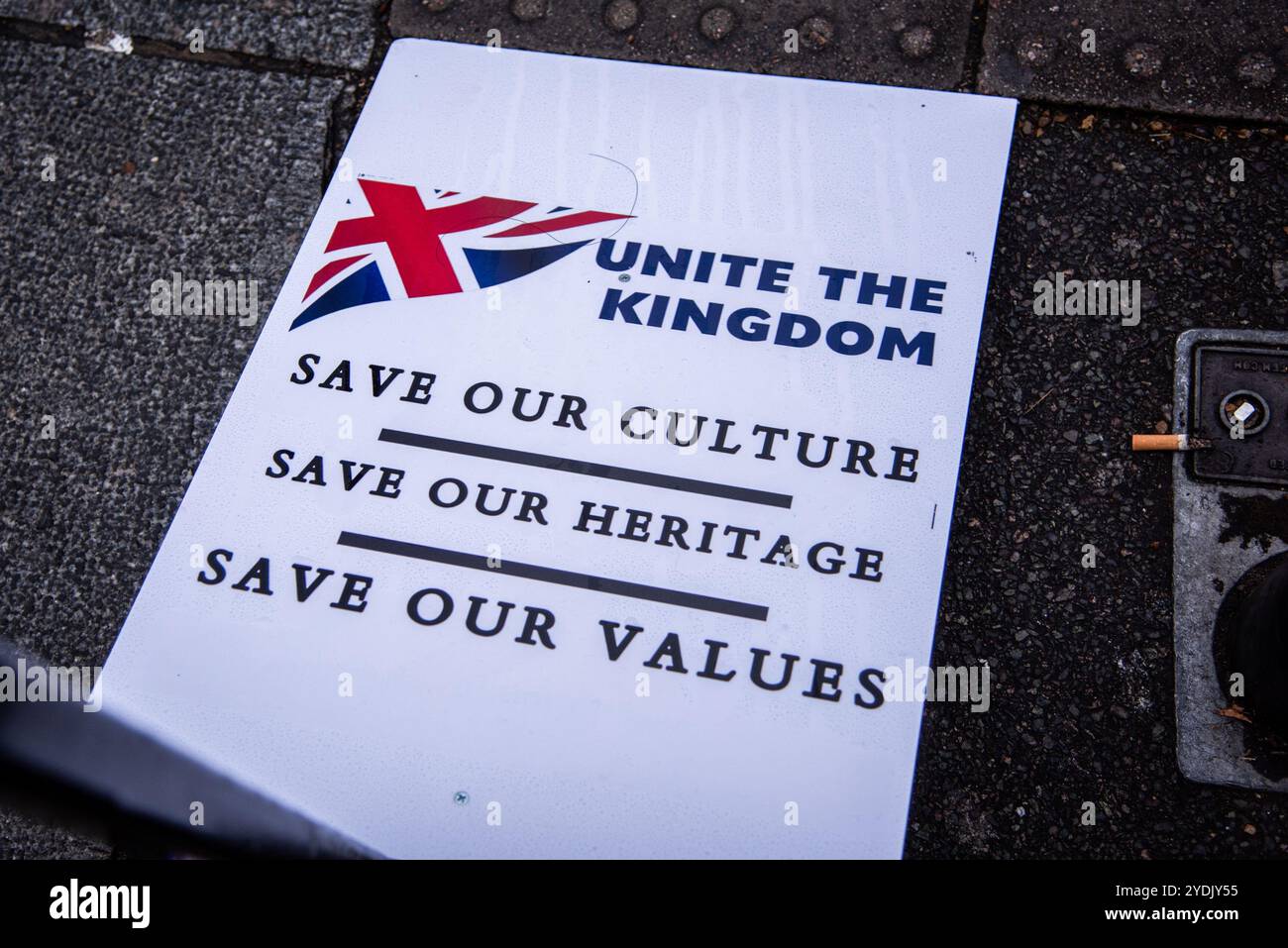 Londres, Royaume-Uni. 26 octobre 2024. Un écriteau s'affiche pendant la démonstration. Les partisans de Tommy Robinson se sont rassemblés dans le centre de Londres pour une manifestation qui manquera au militant politique après son placement en détention provisoire par la police. La police métropolitaine avait mis une condition sur le rassemblement Unite the Kingdom de Robinson qu'il ne pourrait pas commencer sa procession à la place du Parlement avant 13 heures (photo de Loredana Sangiuliano/SOPA images/Sipa USA) crédit : Sipa USA/Alamy Live News Banque D'Images