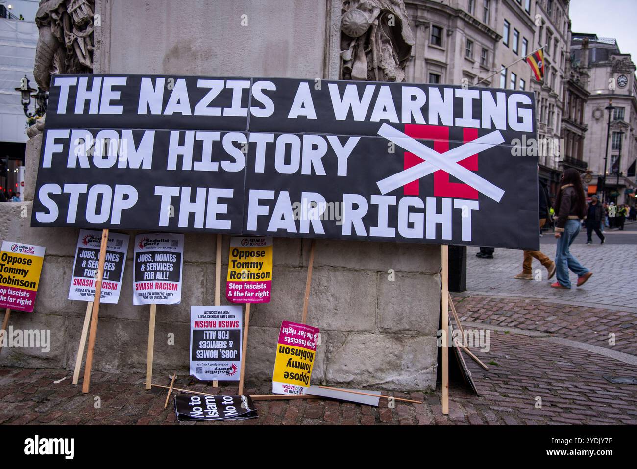 Londres, Royaume-Uni. 26 octobre 2024. Des écriteaux sont affichés pendant la démonstration. Les partisans de Tommy Robinson se sont rassemblés dans le centre de Londres pour une manifestation qui manquera au militant politique après son placement en détention provisoire par la police. La police métropolitaine avait mis une condition sur le rassemblement Unite the Kingdom de Robinson qu'il ne pourrait pas commencer sa procession à la place du Parlement avant 13 heures (photo de Loredana Sangiuliano/SOPA images/Sipa USA) crédit : Sipa USA/Alamy Live News Banque D'Images