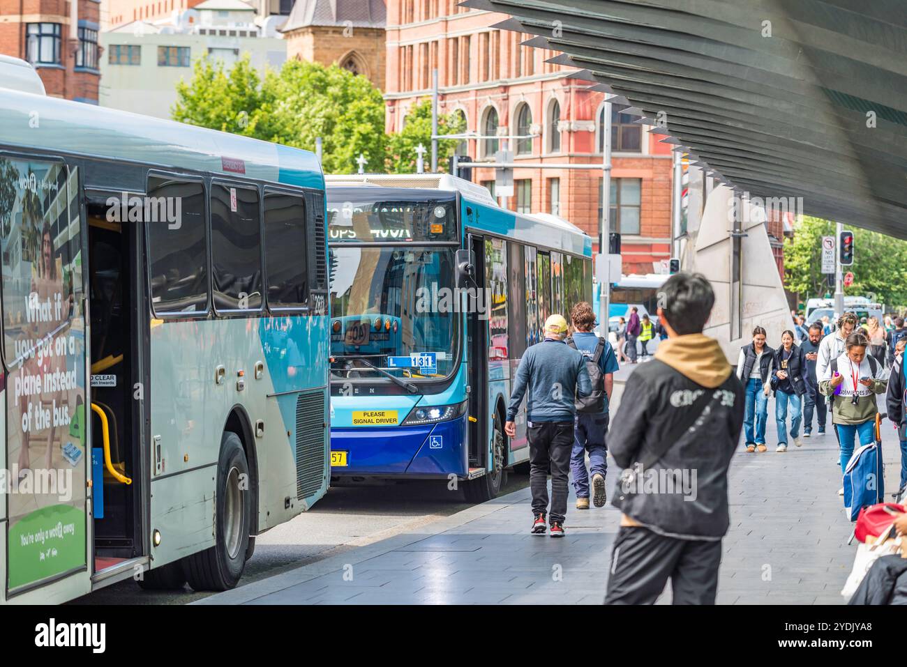 Les gens et les bus au grand arrêt de bus à la gare centrale, Railway Square (stand M) à Haymarket, Sydney, Australie Banque D'Images