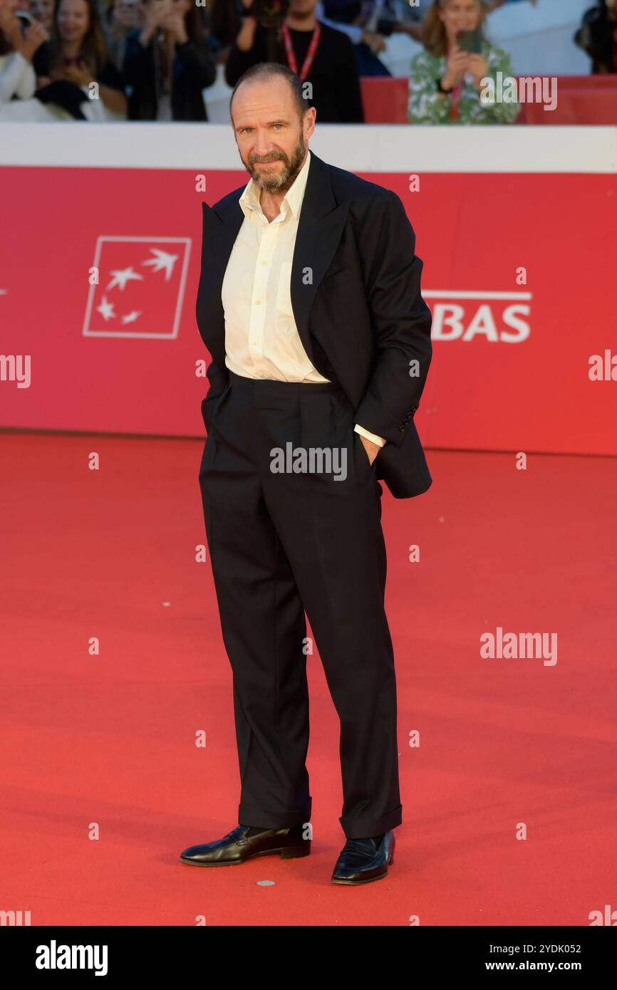 Rome, Italie. 26 octobre 2024. Ralph Fiennes assiste au tapis rouge du film ' Conclave ' au Rome film Fest 2024 à l'Auditorium Parco della Musica. (Photo de Mario Cartelli/SOPA images/SIPA USA) crédit : SIPA USA/Alamy Live News Banque D'Images