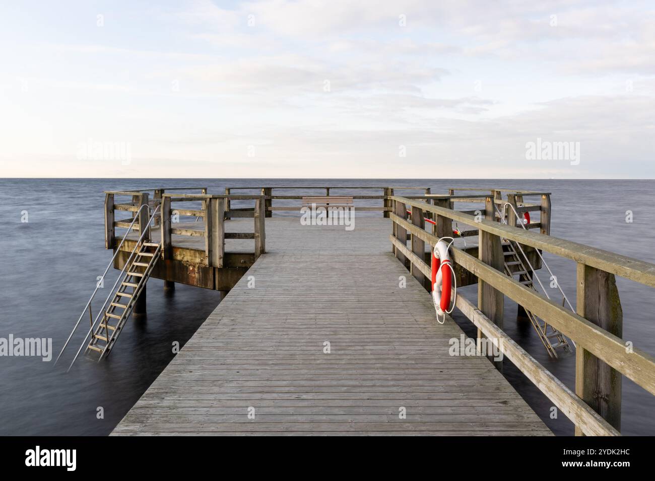 Extrémité de la jetée en bois et plate-forme de natation avec horizon vide Banque D'Images