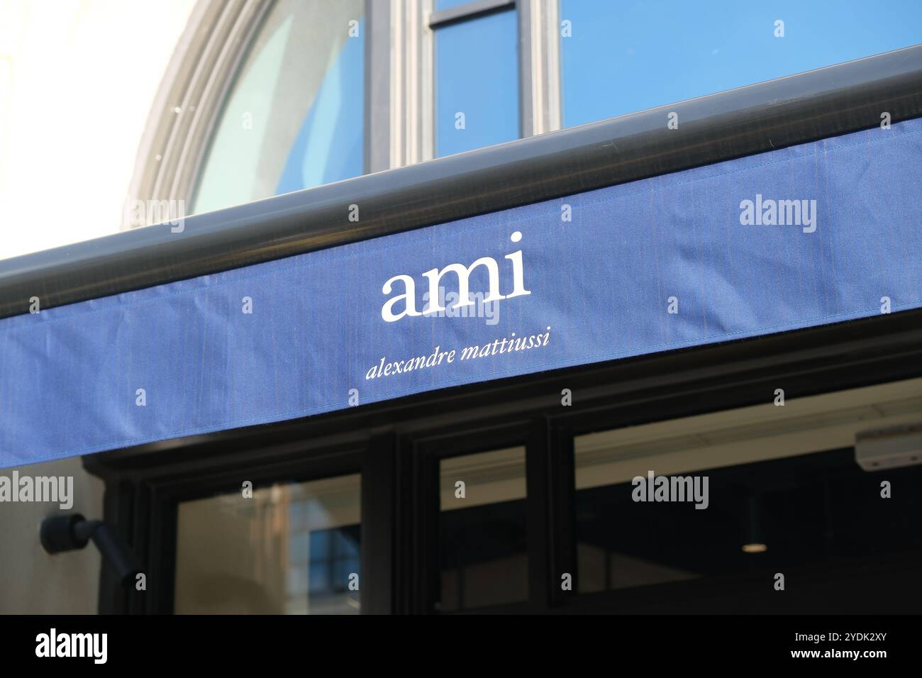 Shanghai, Chine-2 septembre 2023 : signe de logo de marque de magasin ami Paris Banque D'Images