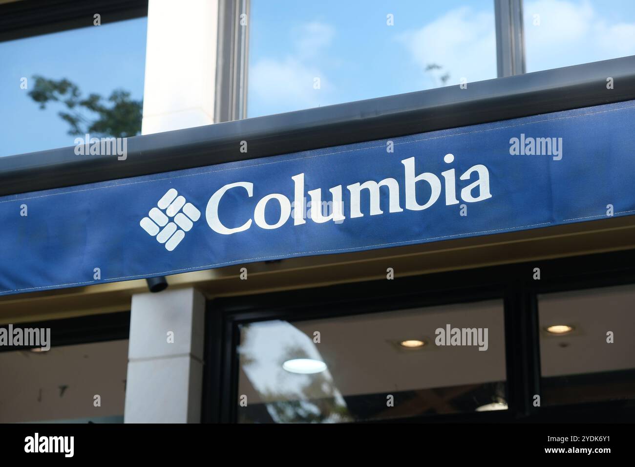 Shanghai, Chine-2 septembre 2023 : signe de logo de marque de magasin Columbia Sportswear Company Banque D'Images