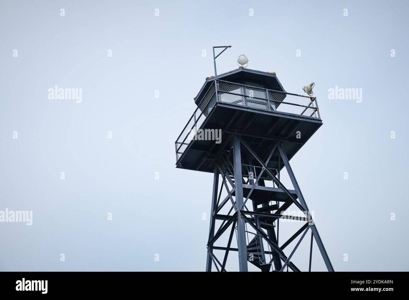 Vue à angle bas de la garde de prison contre le ciel Banque D'Images