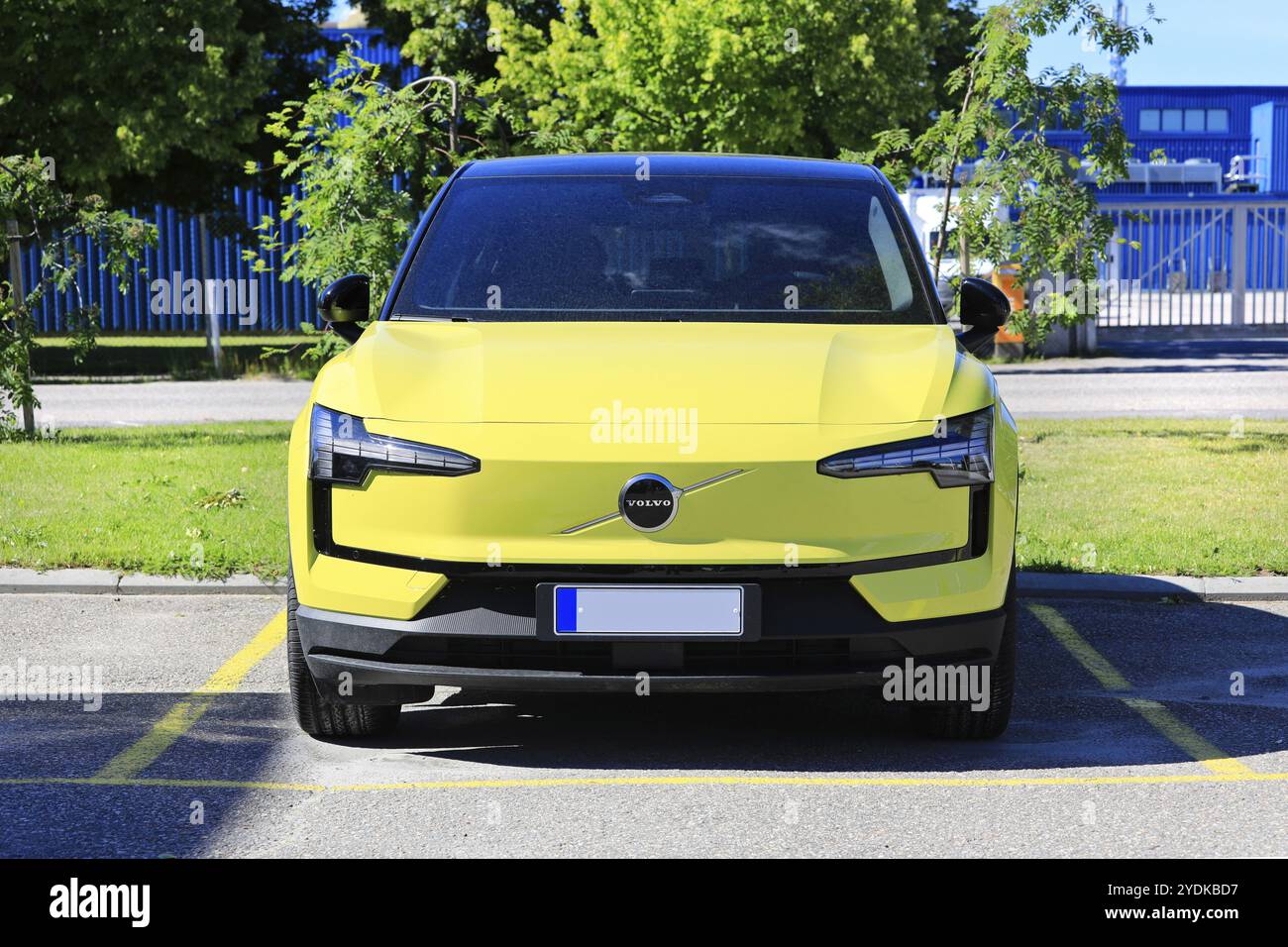 2024 jaune Volvo EX30, un VUS multisegment sous-compact électrique à batterie fabriqué par Volvo Cars, garé chez le concessionnaire. Salo, Fi. 22 juin 2024 Banque D'Images