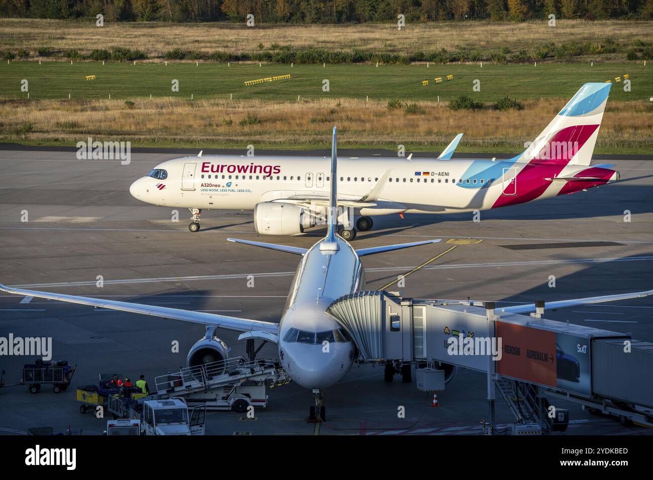 Eurowings Airbus A320neo, rouler jusqu'au terminal 1 C-Gates après l'atterrissage, Eurowings Airbus à la porte d'embarquement, aéroport de Cologne-Bonn, CGN, Rhénanie du Nord-Westphalie Banque D'Images