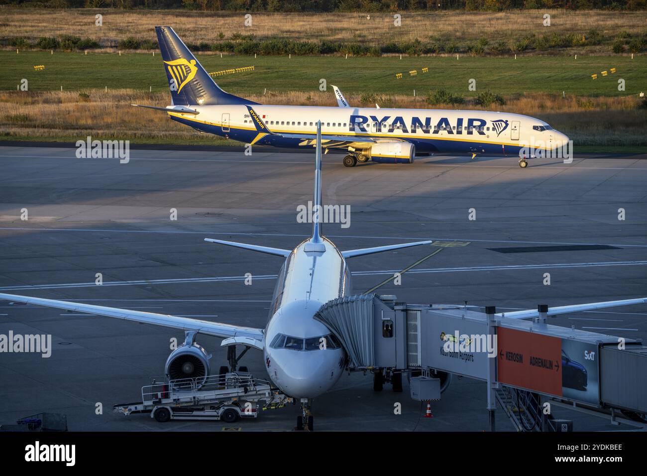 Eurowings Airbus au terminal 1, C-Gates, Ryanair Boeing 737 au sol jusqu'à la piste, aéroport de Cologne-Bonn, CGN, Rhénanie du Nord-Westphalie, Allemagne, Europe Banque D'Images