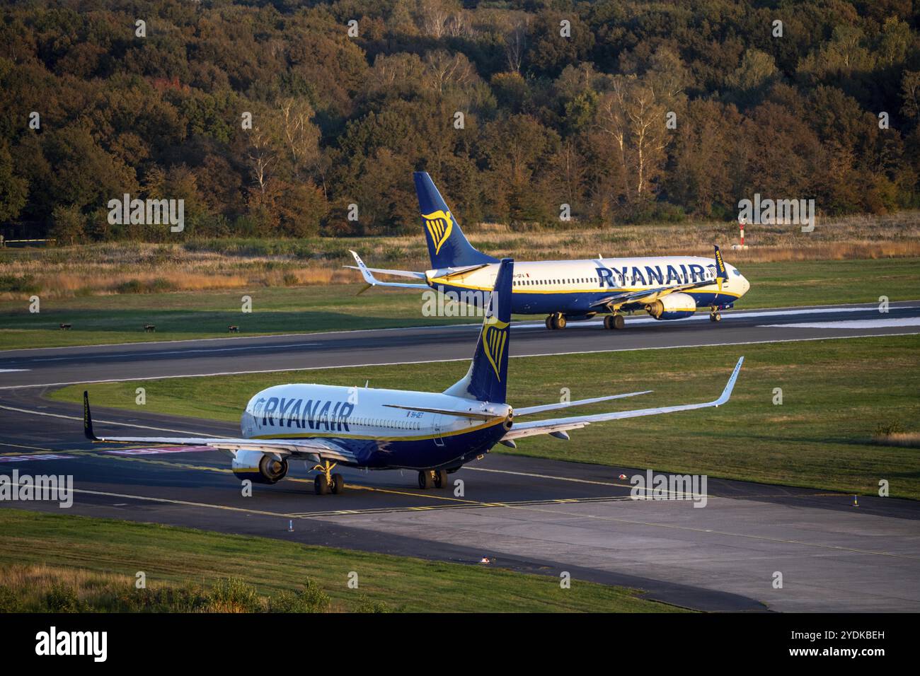 Ryanair Boeing 737 taxis à la piste, un autre Ryanair Aircraft taxis pour le décollage, aéroport de Cologne-Bonn, CGN, Rhénanie du Nord-Westphalie, Allemagne, Europ Banque D'Images