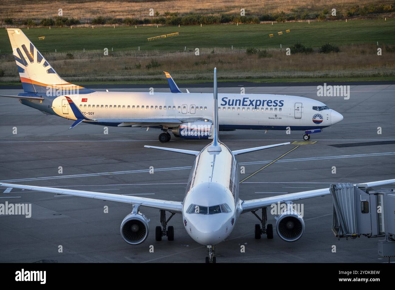 Eurowings Airbus au terminal 1, C-Gates, SunExpress Boeing 737 au sol jusqu'à la piste, aéroport de Cologne-Bonn, CGN, Rhénanie du Nord-Westphalie, Allemagne, euro Banque D'Images