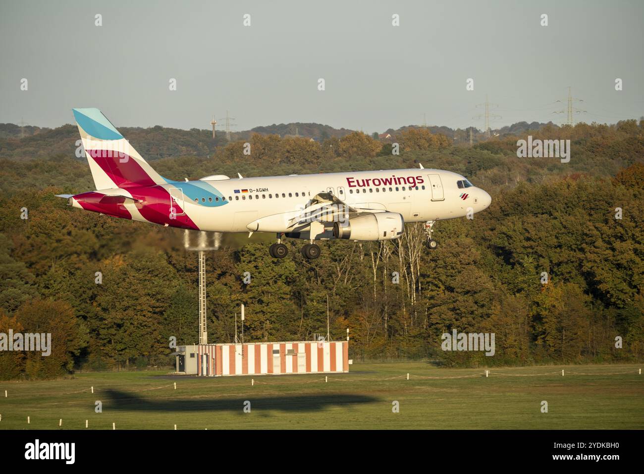 Eurowings Airbus A319-132 atterrissant à l'aéroport de Cologne-Bonn, CGN, Rhénanie du Nord-Westphalie, Allemagne, Europe Banque D'Images