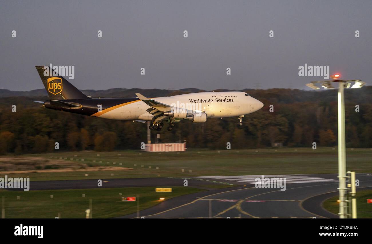 UPS Boeing 747-45E, avion cargo approchant de l'aéroport de Cologne-Bonn, CGN, Rhénanie du Nord-Westphalie, Allemagne, Europe Banque D'Images
