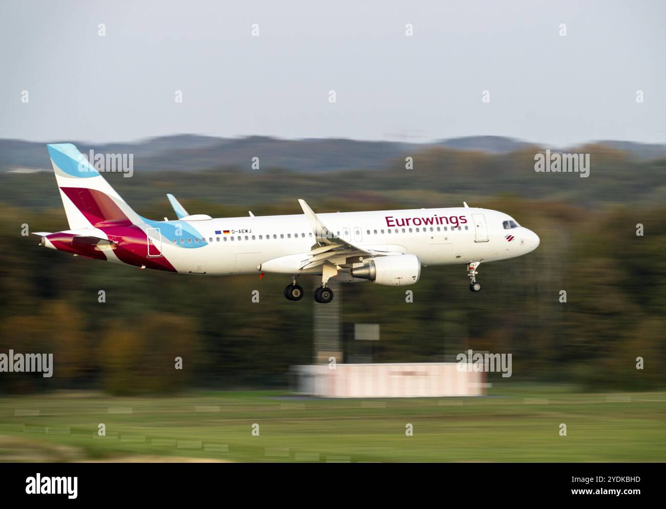 Eurowings Airbus A320-214 atterrissant à l'aéroport de Cologne-Bonn, CGN, Rhénanie du Nord-Westphalie, Allemagne, Europe Banque D'Images