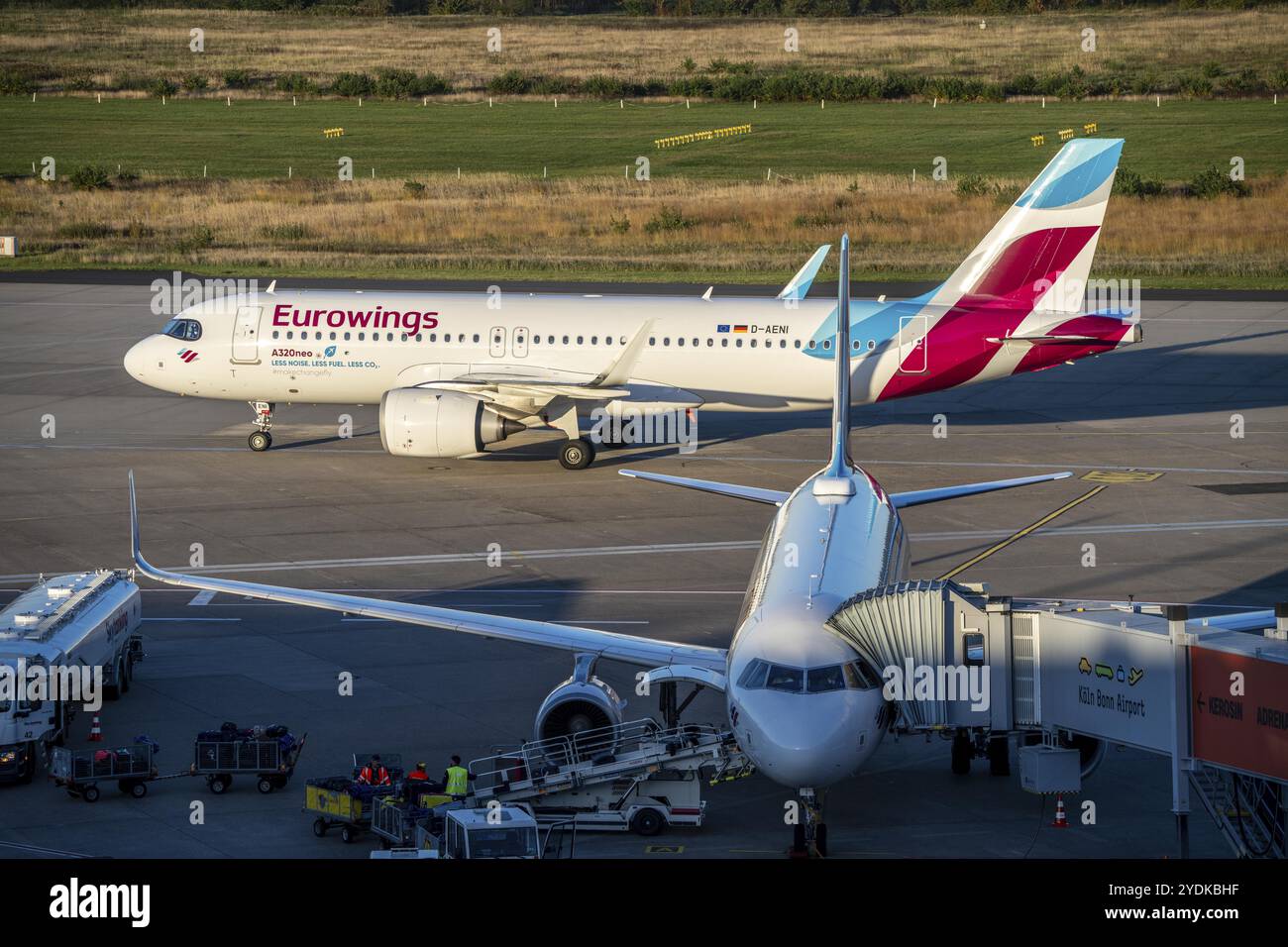 Eurowings Airbus A320neo, rouler jusqu'au terminal 1 C-Gates après l'atterrissage, Eurowings Airbus à la porte d'embarquement, aéroport de Cologne-Bonn, CGN, Rhénanie du Nord-Westphalie Banque D'Images