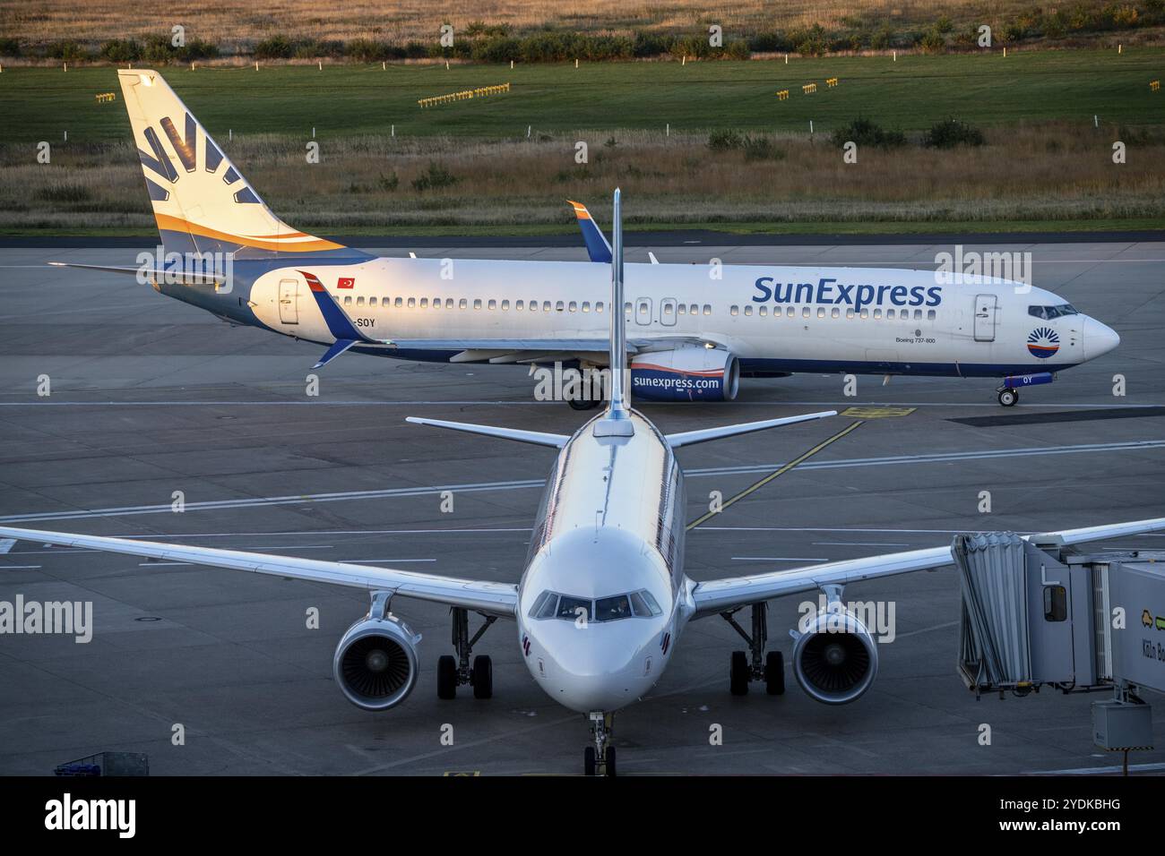 Eurowings Airbus au terminal 1, C-Gates, SunExpress Boeing 737 au sol jusqu'à la piste, aéroport de Cologne-Bonn, CGN, Rhénanie du Nord-Westphalie, Allemagne, euro Banque D'Images