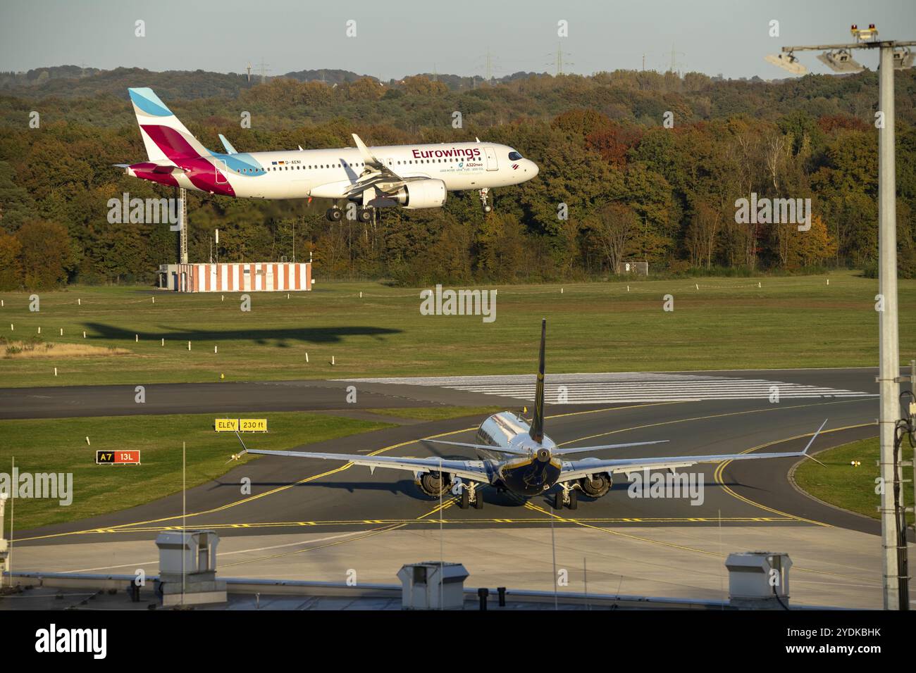Eurowings Airbus A320neo atterrissant à l'aéroport de Cologne-Bonn, Ryanair Boeing 737, en attente sur la voie de circulation, devant le décollage, CGN, Rhénanie du Nord-Westphalie Banque D'Images