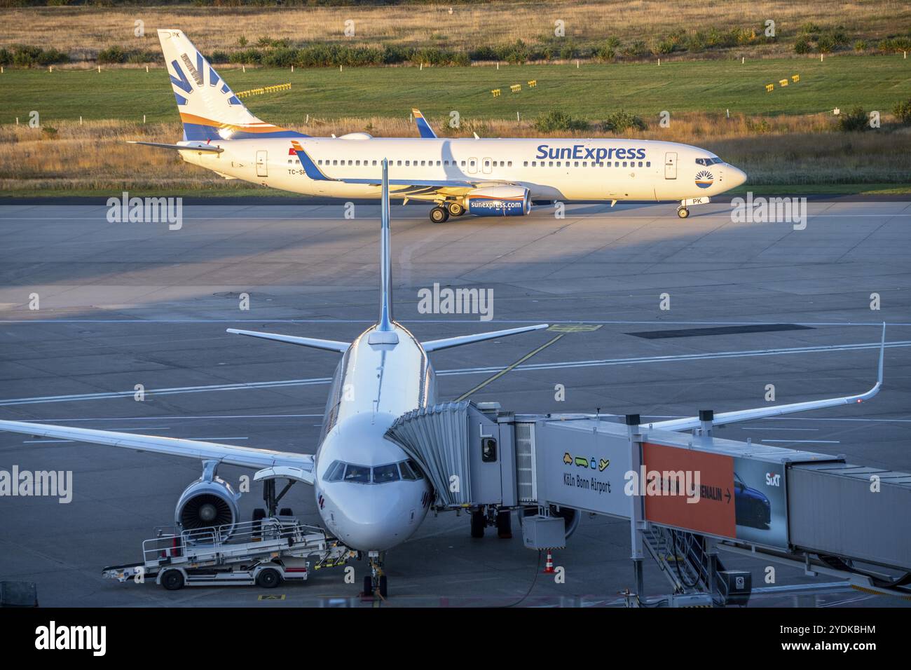 Eurowings Airbus au terminal 1, C-Gates, SunExpress Boeing 737 au sol jusqu'à la piste, aéroport de Cologne-Bonn, CGN, Rhénanie du Nord-Westphalie, Allemagne, euro Banque D'Images