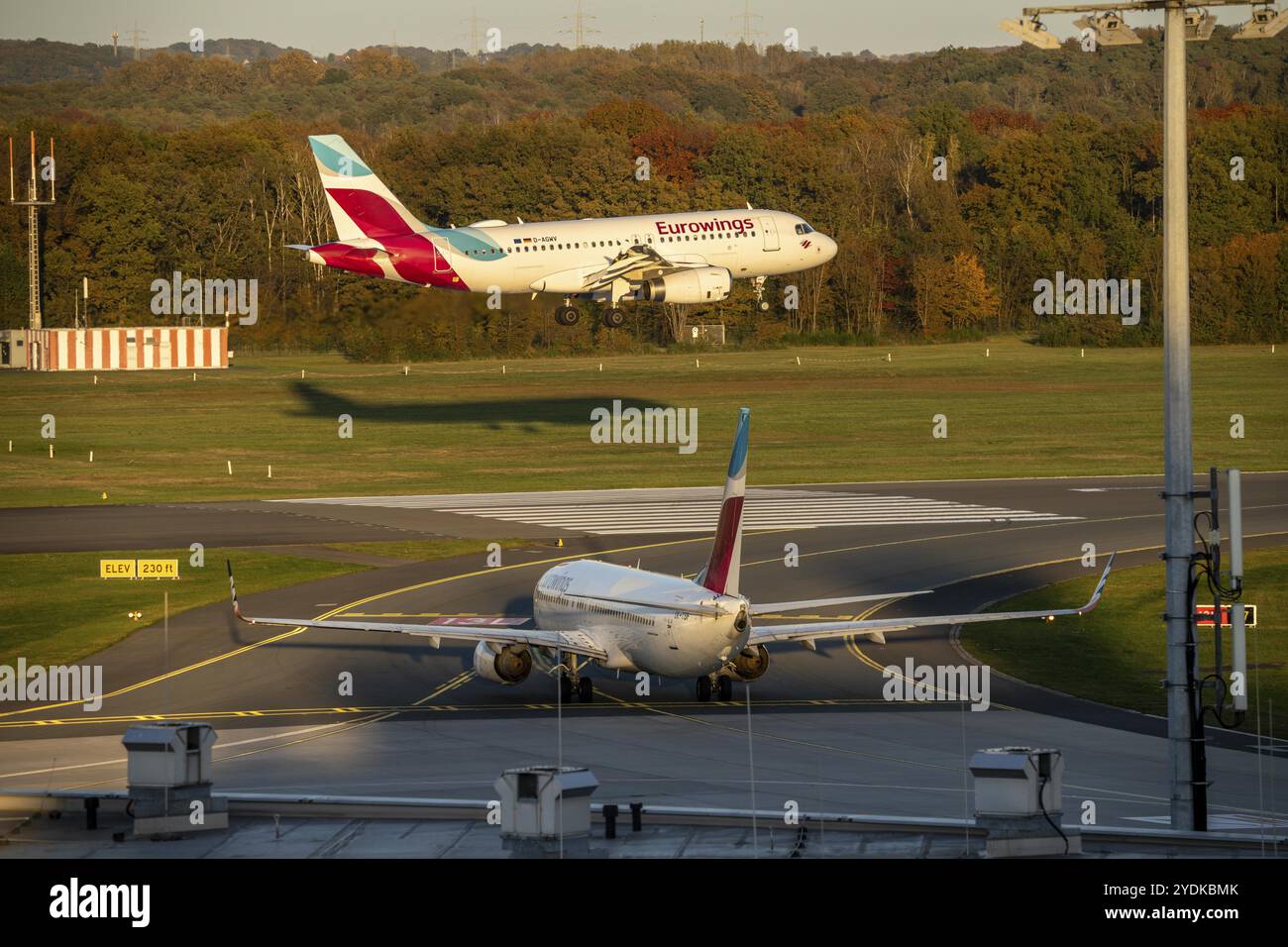 Eurowings Airbus A319-132, atterrissage à l'aéroport de Cologne-Bonn, Eurowings Boeing 737-8GJ, attente sur la voie de circulation, devant le décollage, CGN, Rhénanie du Nord-O. Banque D'Images