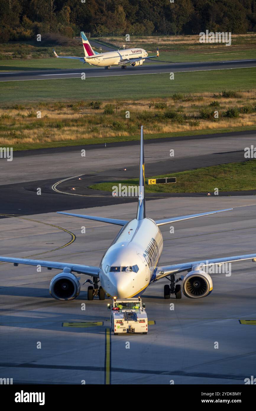 Eurowings Boeing 737-800 à l'atterrissage Ryanair Boeing 737 poussé du terminal, préparation au décollage, aéroport de Cologne-Bonn, CGN, Rhin du Nord Banque D'Images