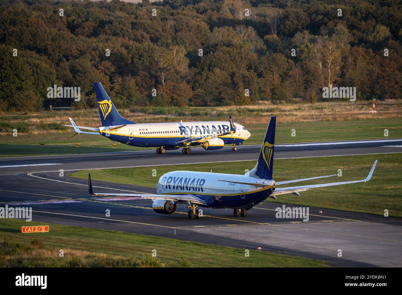 Ryanair Boeing 737 taxis à la piste, un autre Ryanair Aircraft taxis pour le décollage, aéroport de Cologne-Bonn, CGN, Rhénanie du Nord-Westphalie, Allemagne, Europ Banque D'Images