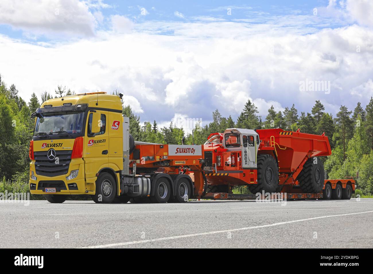 LEMPAALA, FINLANDE, 6 JUILLET 2017 : transport du camion souterrain Sandvik TH550 par Silvasti Heavy Mercedes-Benz Actros 3351 sur le chantier asphalté d'un tru Banque D'Images