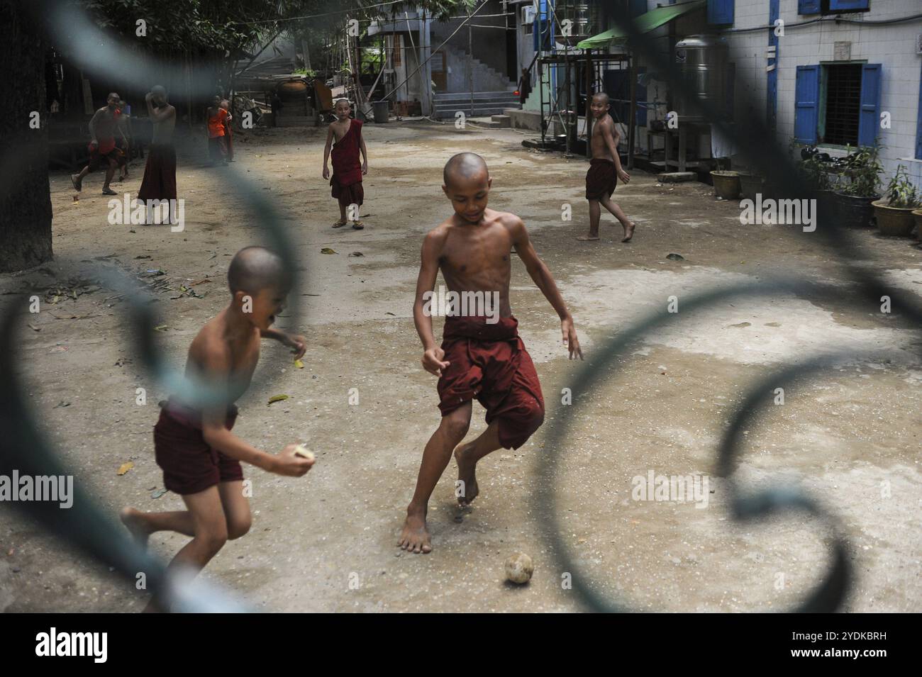 18.11.2013, Yangon, Myanmar, Asie, un groupe de jeunes moines novices bouddhistes jouent au football dans la cour d'un monastère, en Asie Banque D'Images