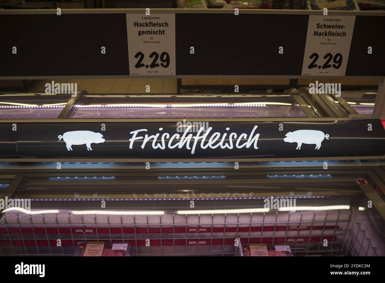 09/06/2017, Cologne, Rhénanie du Nord-Westphalie, Allemagne, Europe, congélateur avec porc emballé dans un supermarché de Cologne, Europe Banque D'Images