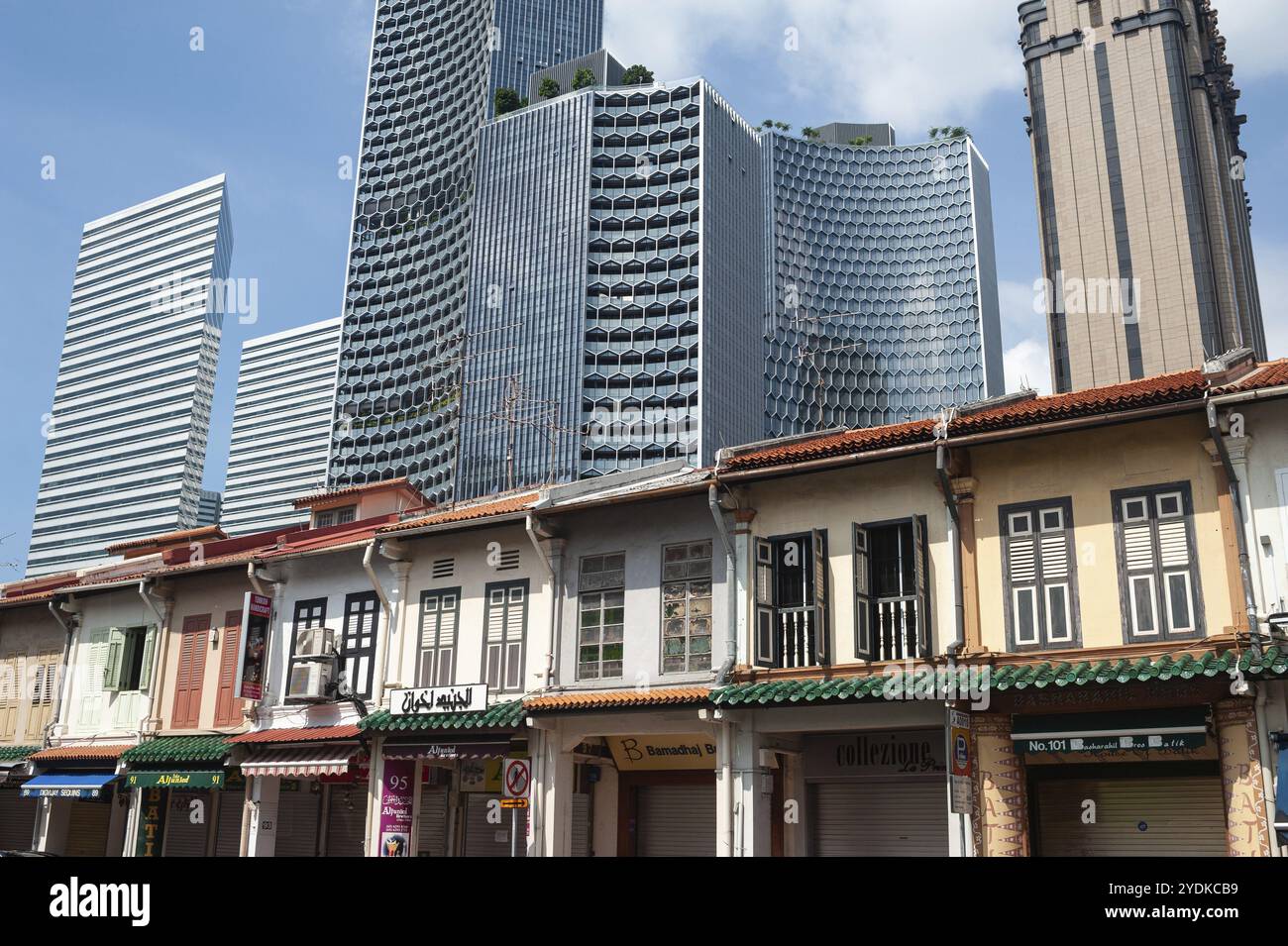 05.05.2020, Singapour, République de Singapour, Asie, les bâtiments anciens dans le style architectural des shophouses traditionnelles sont surplombés par un skyscr moderne Banque D'Images