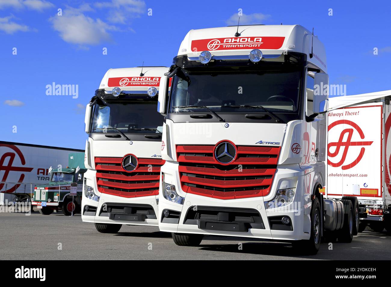 NAANTALI, FINLANDE, 16 SEPTEMBRE 2016 : véhicules neufs et anciens d'Ahola transport : deux camions Mercedes-Benz Actros, et sur le fond Scania LS 140, Banque D'Images