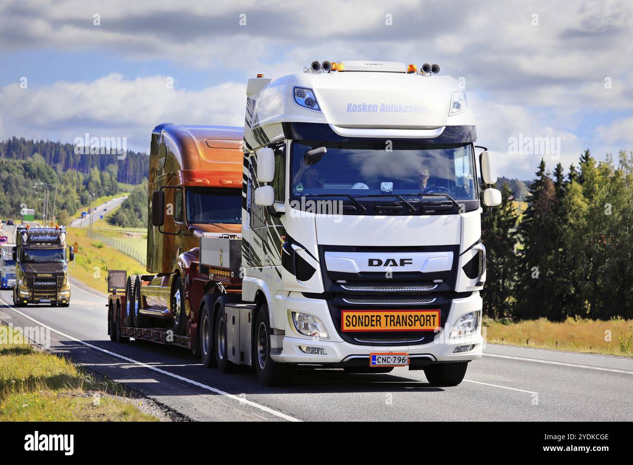 Freightliner 6X4 Johnny Cash de Kosken Autokeskus Oy voyage avec style au Power Truck Show sur semi-remorque tracté par DAF XF. Finlande, 10 août 2023 Banque D'Images