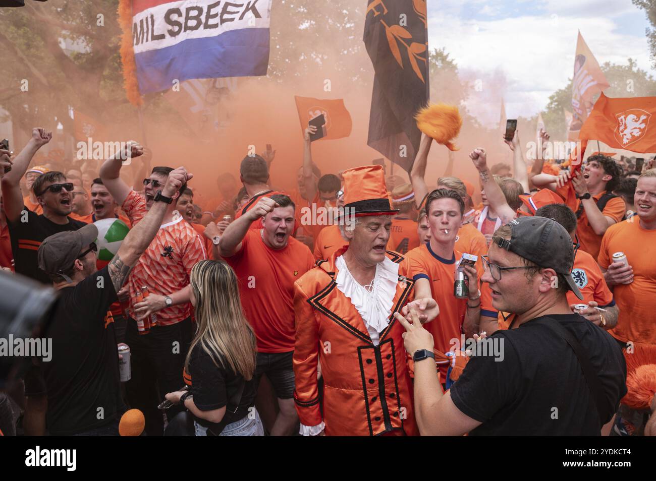 06/07/2024, Berlin, Allemagne, Europe, les fans de l'équipe nationale néerlandaise de football célèbrent une marche des fans devant le match des quarts de finale contre Turk Banque D'Images