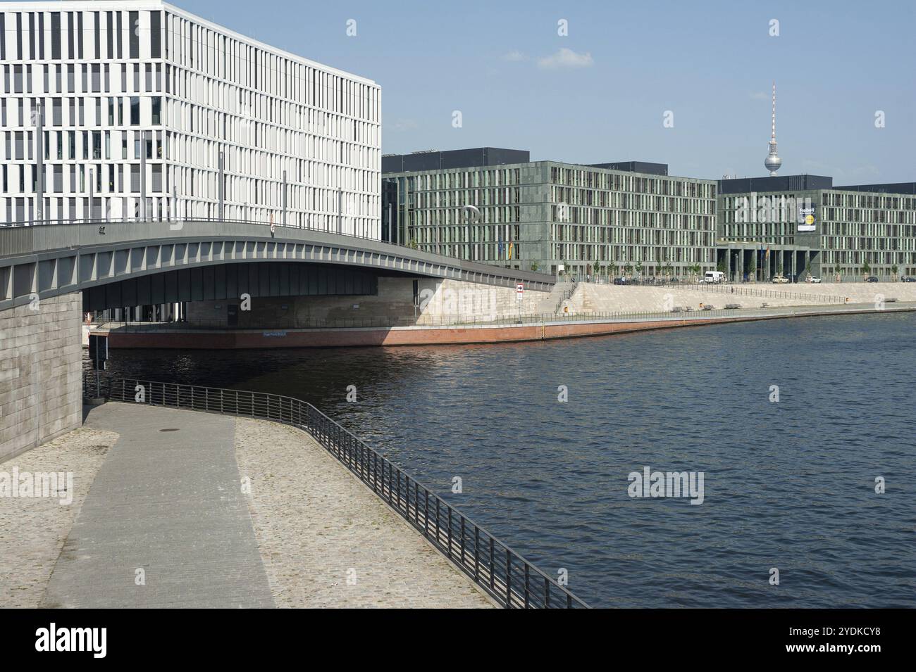 12.06.2019, Berlin, Allemagne, Europe, nouveaux bâtiments sur Kapelle-Ufer le long de la Spree dans le district gouvernemental de Mitte. La tour de télévision à Alexan Banque D'Images
