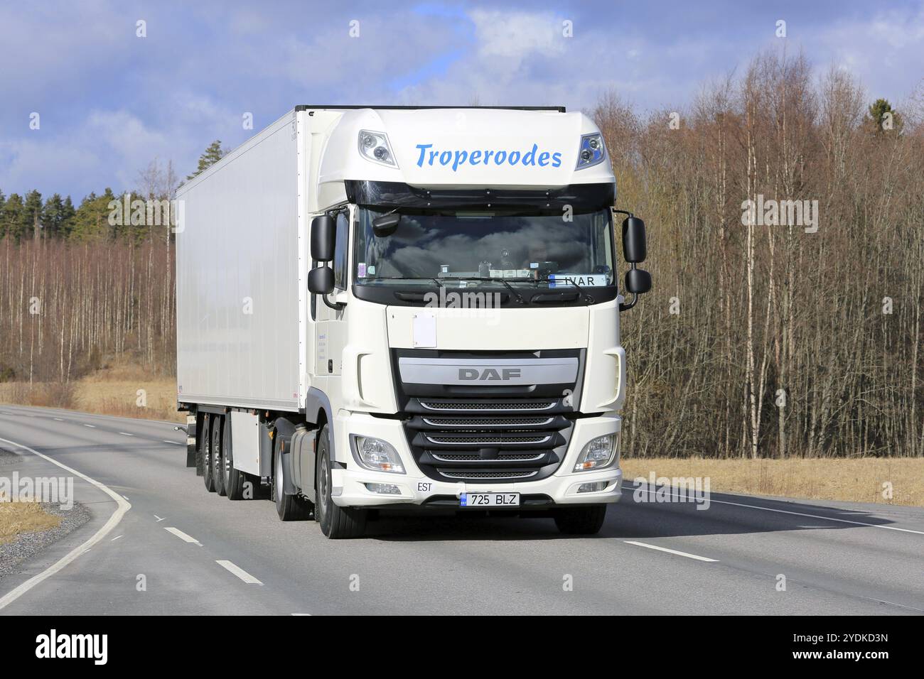SALO, FINLANDE, le 24 MARS 2017 : le semi-camion DAF XF 105 blanc pour le transport à température contrôlée transporte des marchandises sur la route au printemps Banque D'Images SALO, FINLANDE, le 24 MARS 2017 : le semi-camion DAF XF 105 blanc pour le transport à température contrôlée transporte des marchandises sur la route au printemps Banque D'Images