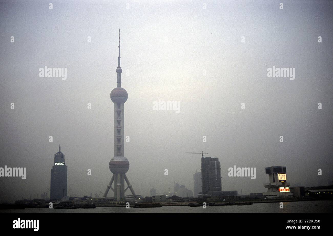 07.04.1995, Shanghai, République populaire de Chine, Asie, Une vue du Bund à la tour de télévision Oriental Pearl et les débuts de la ligne d'horizon du L. Banque D'Images