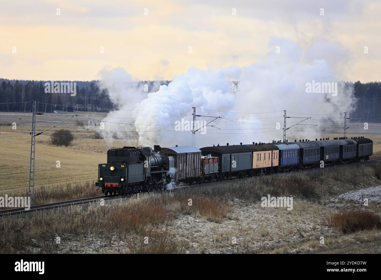 VR Hr1 Class locomotive à vapeur Ukko-Pekka 1009 tirant des wagons un matin d'hiver à travers des paysages ruraux à Hajala, Salo, Finlande. 27 décembre 2019 Banque D'Images